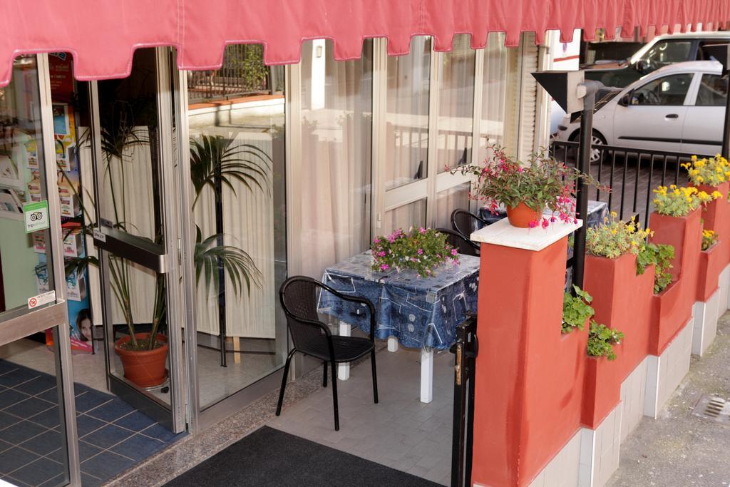 Hotel Saxon Rimini Bagian luar foto