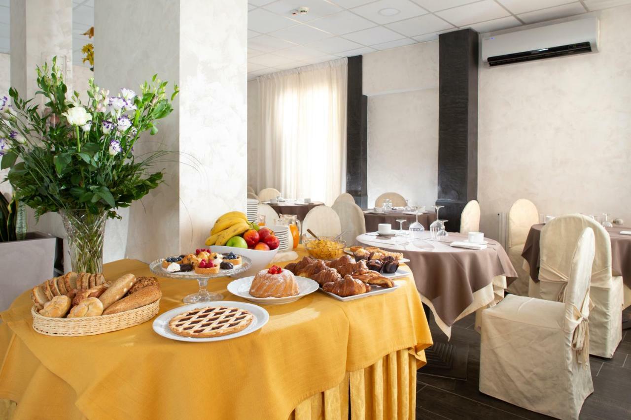 Hotel Saxon Rimini Bagian luar foto